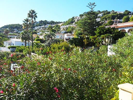 Zeer ruime villa met fraai zeezicht op korte afstand centrum en strand van Moraira!