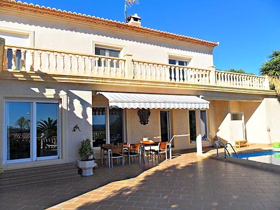 Zeer ruime villa met fraai zeezicht op korte afstand centrum en strand van Moraira!