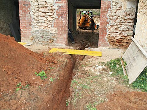 Het werk begint met heel voorzichtig slopen en de structuur verstevigen.